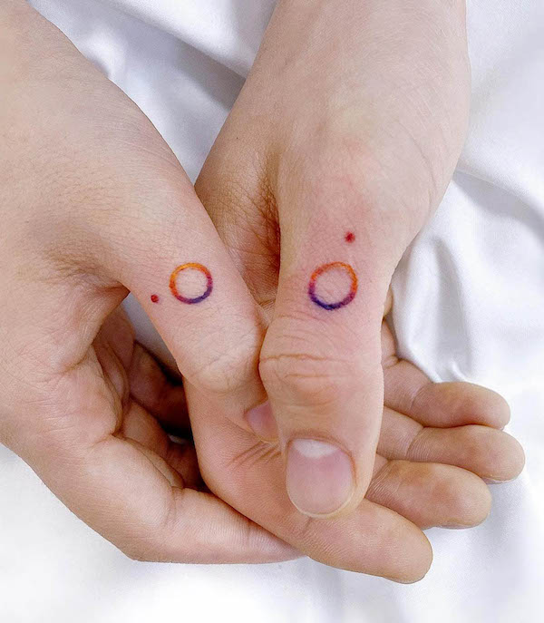 Tatuaggio a mano con cerchio sfumato di @sinbar_tattoo