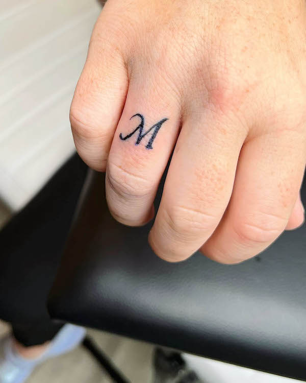 Tatuaggio con iniziale M di @jorichbeauty