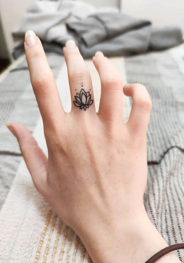 Piccolo tatuaggio del dito medio del loto da @alcoolholicat