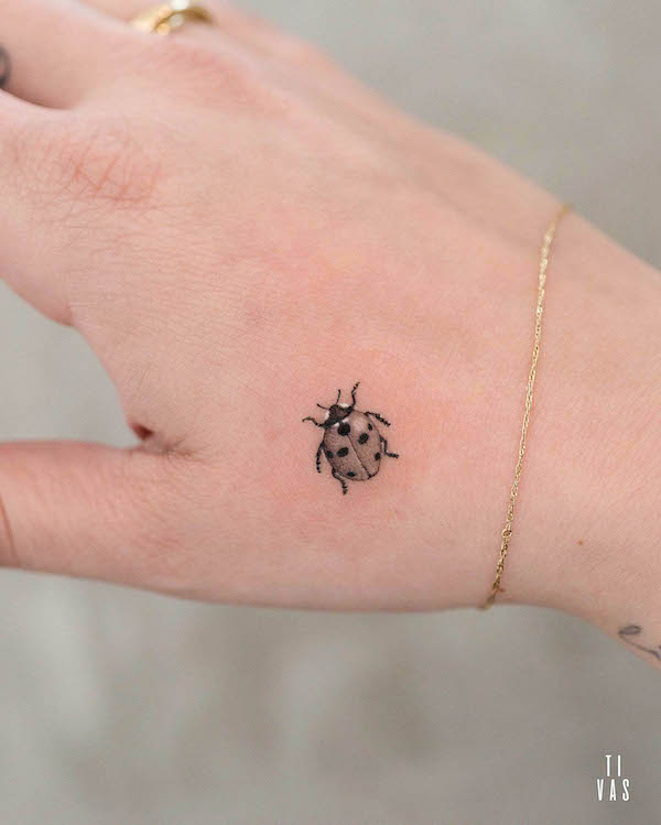 Tatuaggio della mano di @tivas