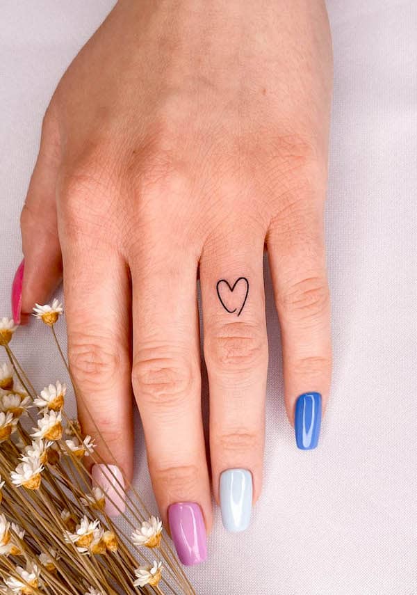 Tatuaggio a mano con cuore piccolo di @ladnie.ink