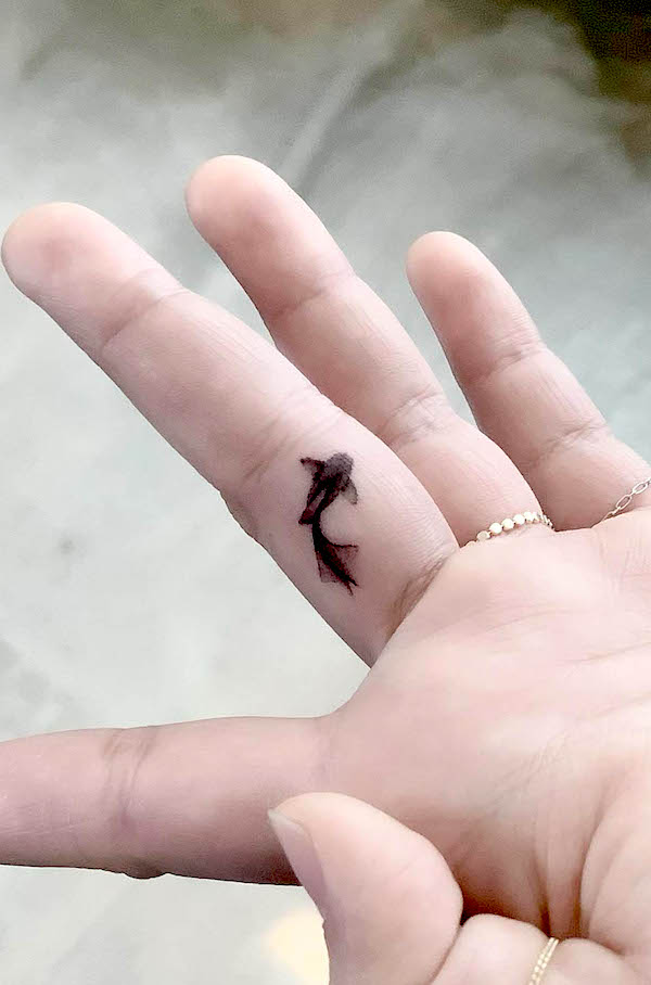 Tatuaggio dell'interno del dito di un pesce piccolo di @chorong_tattooer