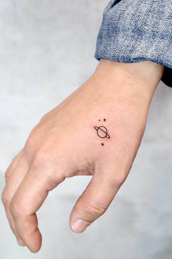 Tatuaggio della mano di un piccolo pianeta di @chorong_tattooer