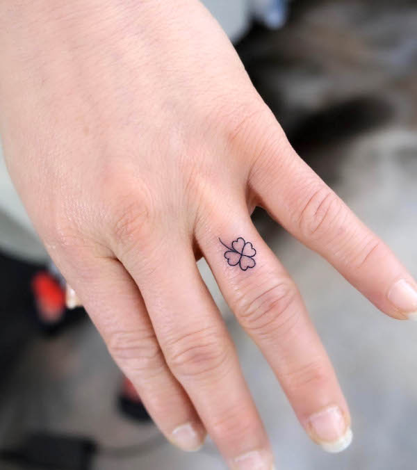 Piccolo quadrifoglio tatuato da @chorong_tattooer