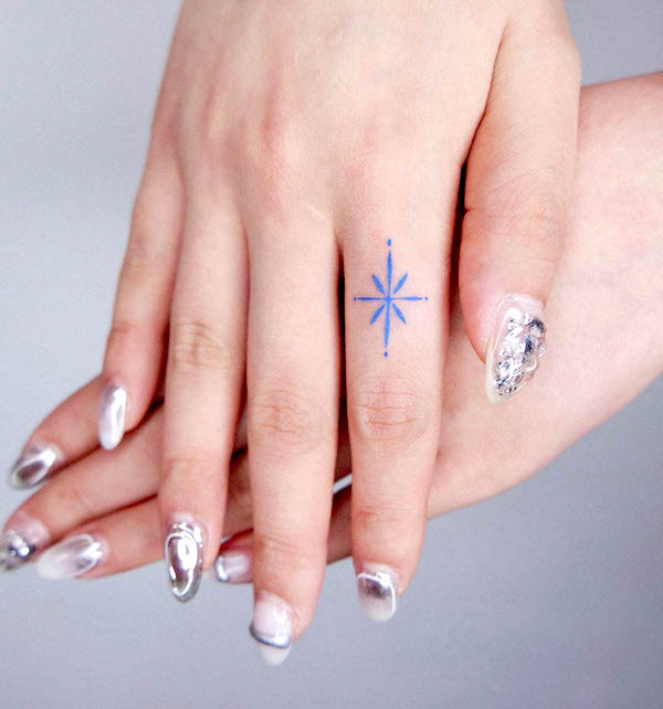 Piccolo tatuaggio a mano con fiocco di neve di @hongcle_tickle
