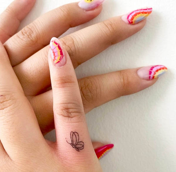 Tatuaggio di una mano con una piccola farfalla di @joannamroman