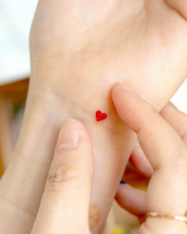 Tatuaggio a forma di cuore da @ovenlee.tattoo