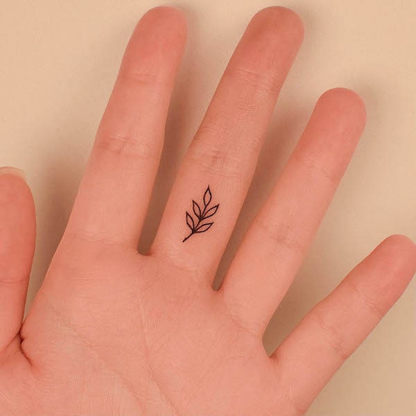 Tatuaggio di piccole foglie di @tattooer_jina