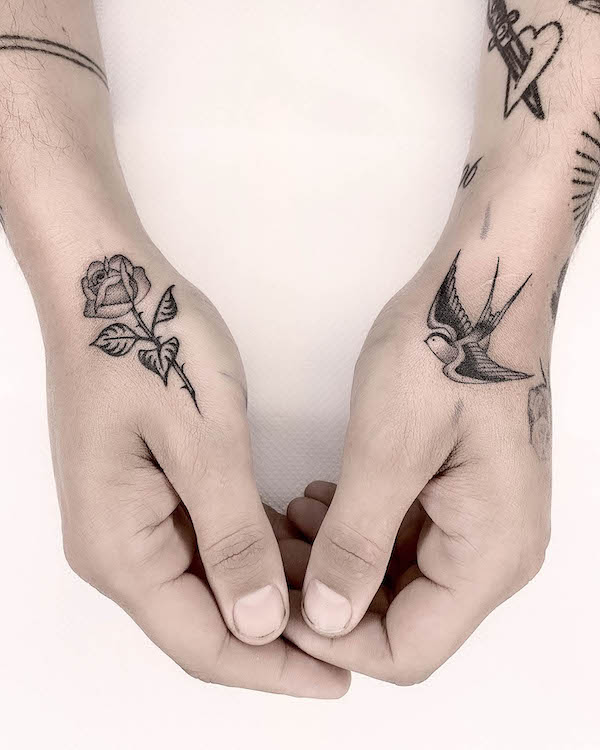 Tatuaggi di rose e uccelli sulle mani di @tattoopeps
