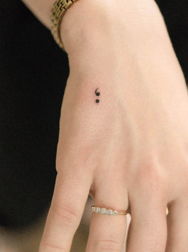 Piccolo tatuaggio con punto e virgola di @tivas