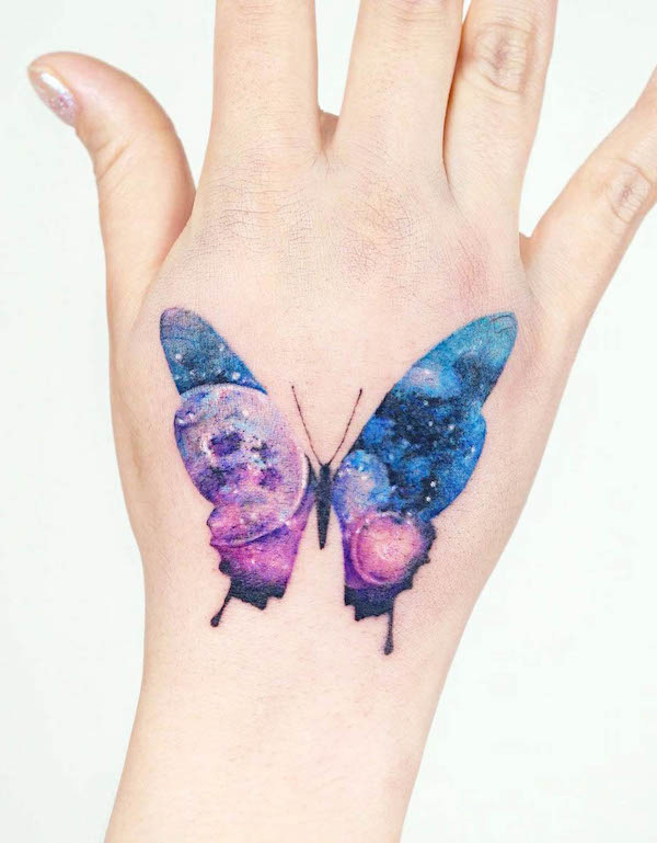 Tatuaggio a mano con farfalla Cosmo di @tilda_tattoo