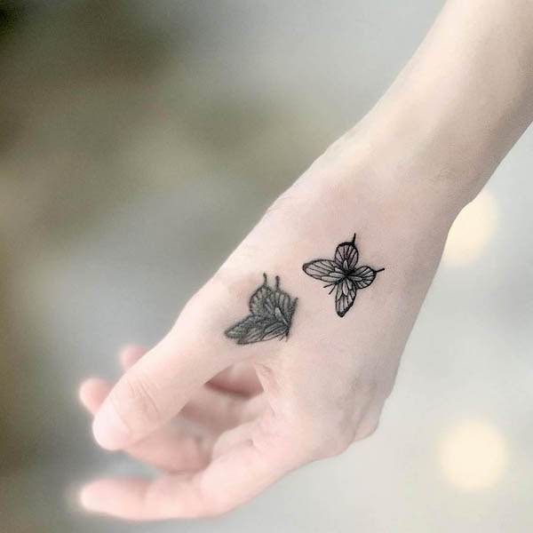 Tatuaggio a mano con farfalle di @chorong_tattooer