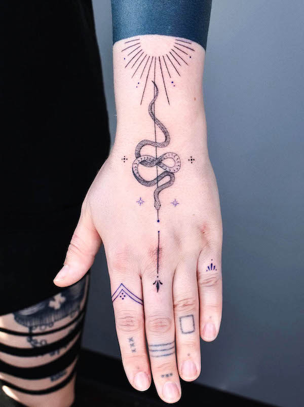 Tatuaggio di serpente sulla mano di @k_inx