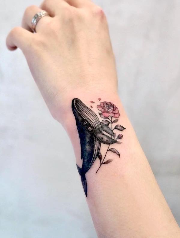 Tatuaggio della mano con balena e rosa di @chorong_tattooer