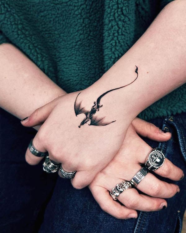 Tatuaggio della mano di drago nero di @vanzotattoo