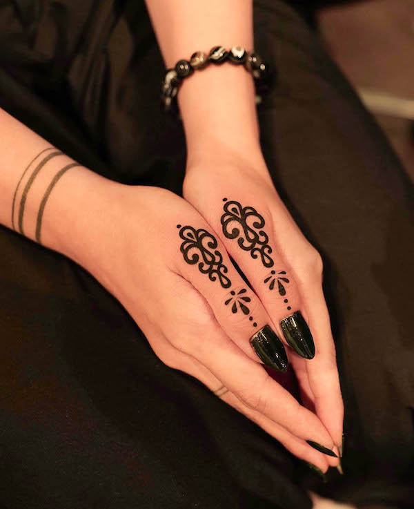 Tatuaggi ornamentali del pollice per donne di @2zzinzzin