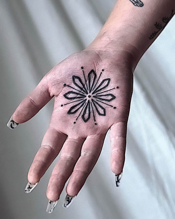 Tatuaggio con palma ornamentale di @nick3xl
