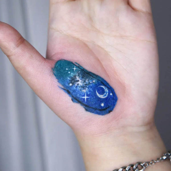 Tatuaggio Universo sul palmo della mano di @tatuatore_danha