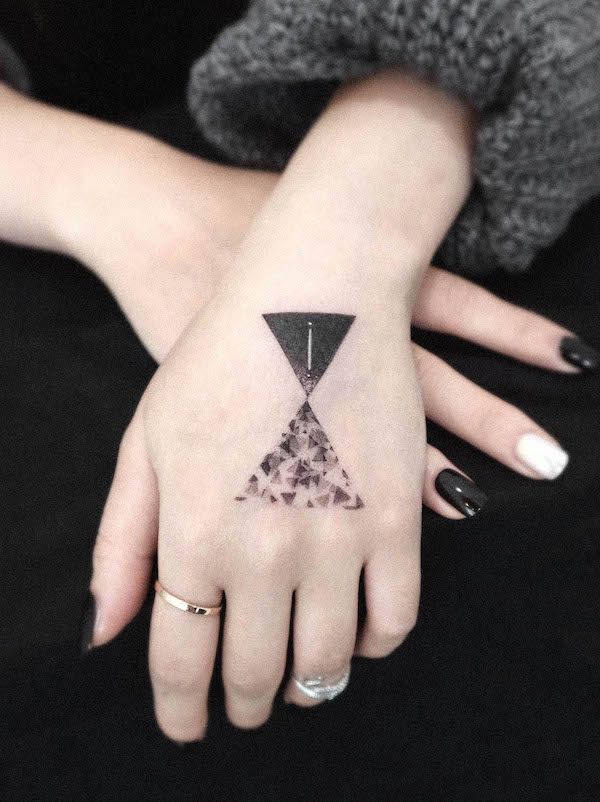 Interstellar mano tatuaggio da @choseung.tat