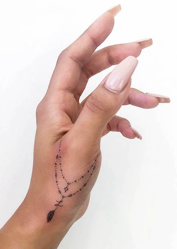 Tatuaggio del pollice con ciondolo di @joannamroman
