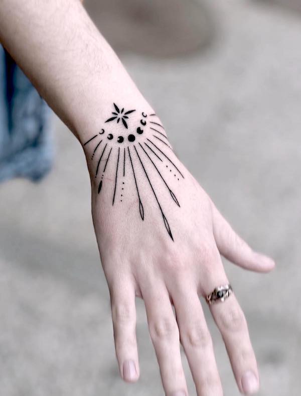 Tatuaggio ornamentale della mano per le donne di @frag_ptc