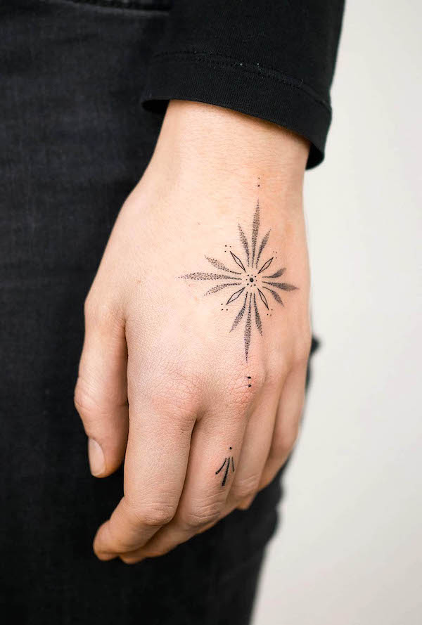 Stella al centro della mano di @rena_tattoo