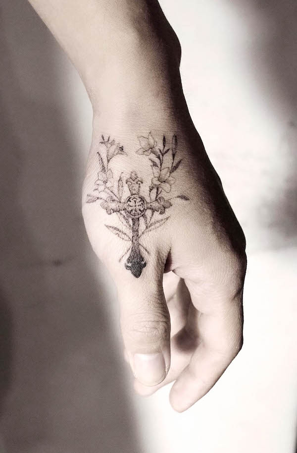 Tatuaggio a mano con croce floreale di @masa__island
