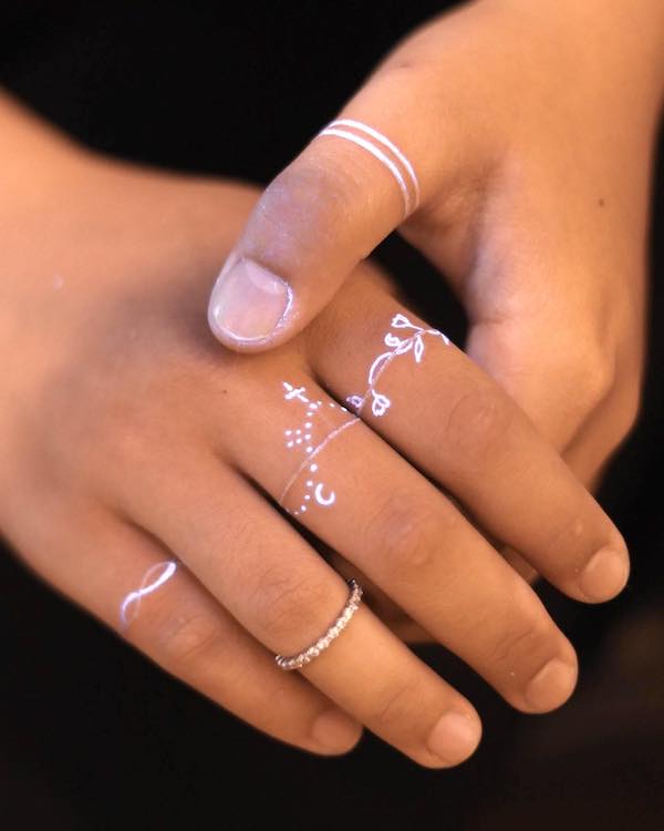 Tatuaggio a mano con inchiostro bianco da @nhi.ink