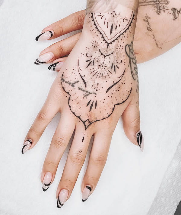 Tatuaggio femminile a mano intera di @mayflowerink
