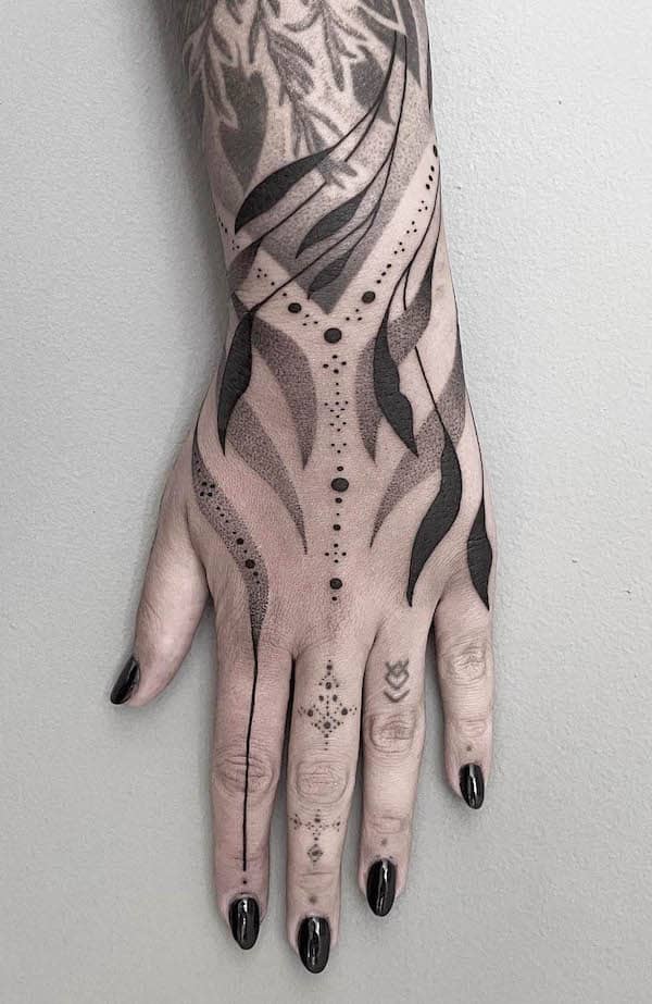Tatuaggio a mano intera con fogliame nero di @kataaza.ttt_