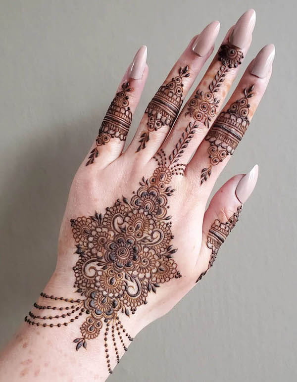 Tatuaggio all'henné sulla mano di @celebrate_with_henna