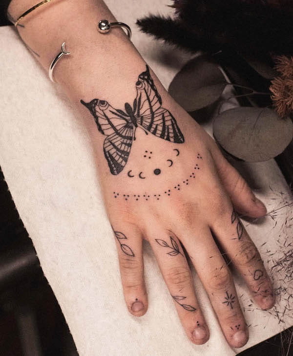 Tatuaggio con farfalla Blackwork di @tattooist.moon