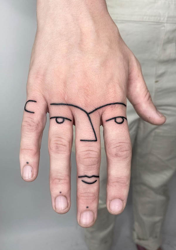 Tatuaggio creativo della mano di @sophieleetattoo