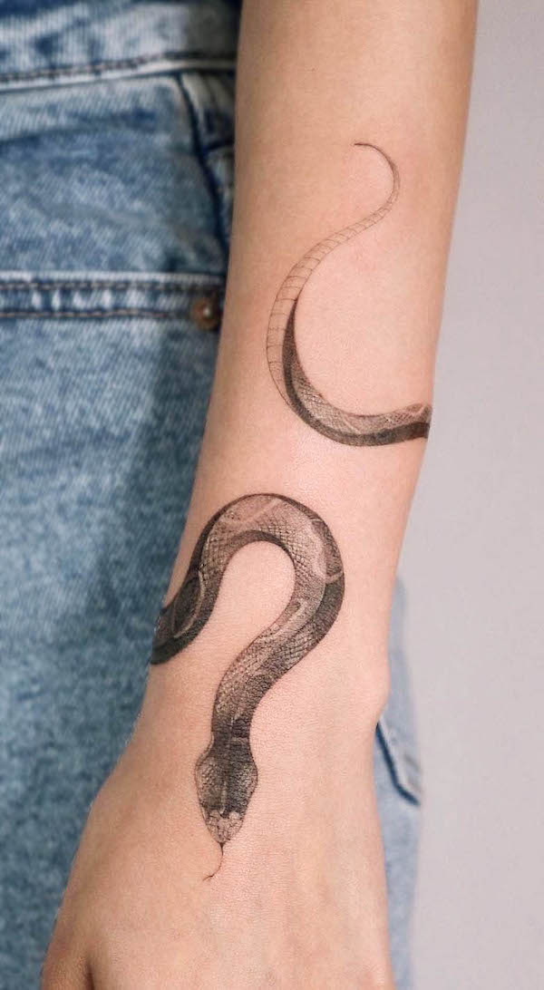 Tatuaggio a forma di serpente sull'avambraccio di @choseung.tat