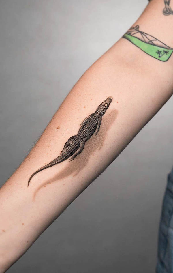 Tatuaggio di coccodrillo sul braccio di @tatu_panda