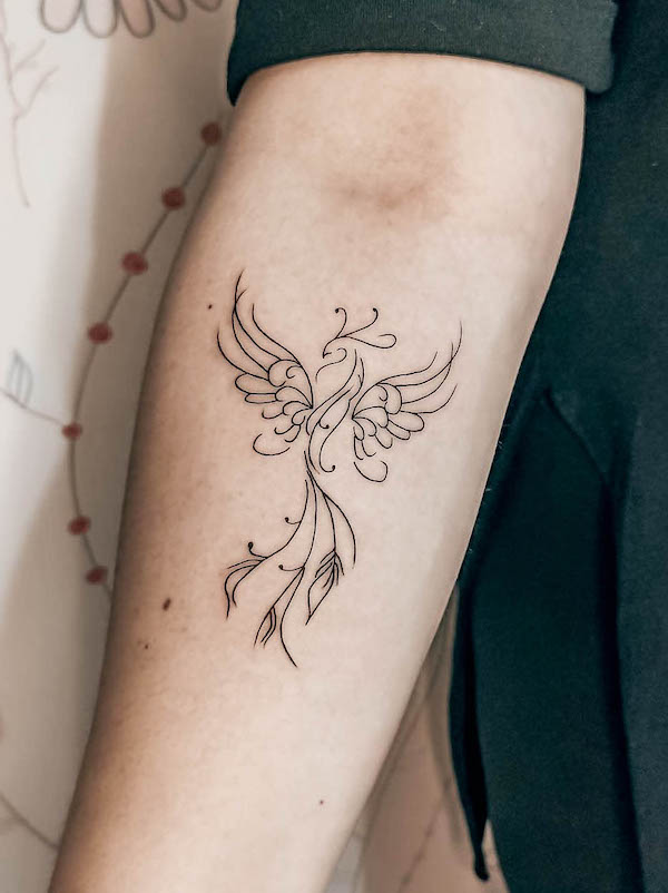 Tatuaggio astratto dell'avambraccio con fenice di @ciziktattoo