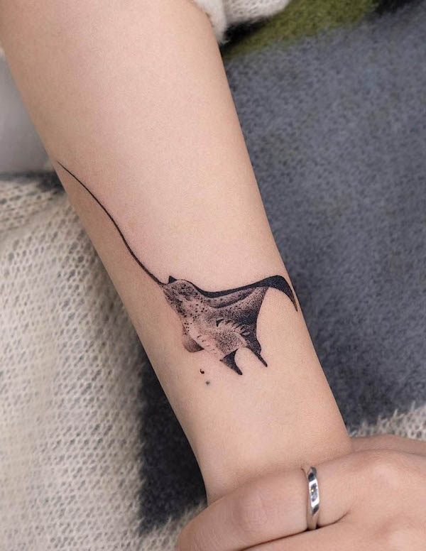 Manta ray tatuaggio da @pokhy_tattoo