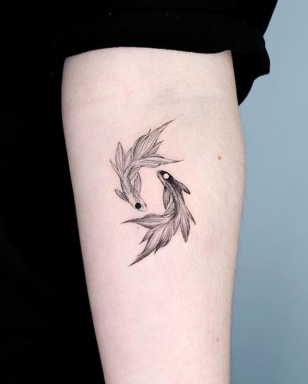 Tatuaggio dell'avambraccio con pesce Koi di @bium_tattoo