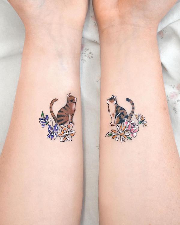 Tatuaggi coordinati sull'avambraccio per gli amanti dei gatti di @eden_tattoo