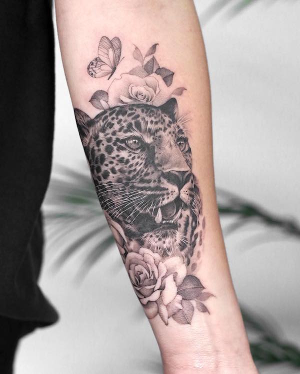 Tatuaggio leopardo sull'avambraccio di @kyla_rose_tattoo