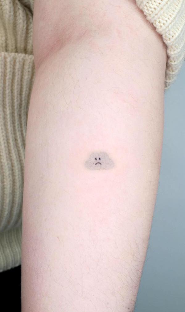 Piccola nuvola sull'avambraccio di @keenetattoo