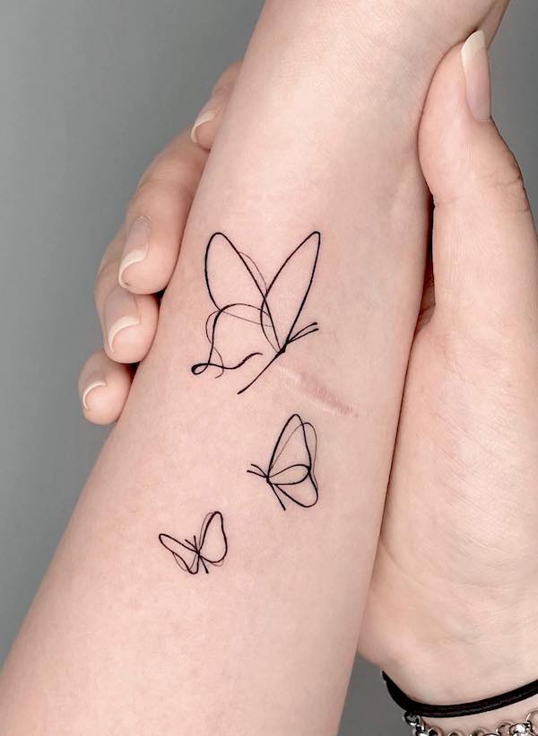 Tatuaggio minimalista con farfalla sull'avambraccio di @tattooist_sunmoon