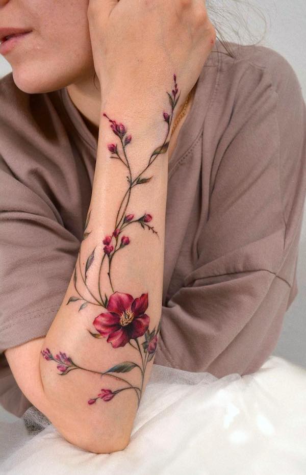 Tatuaggio di fiori sull'avambraccio di @yershova_anna.tatt