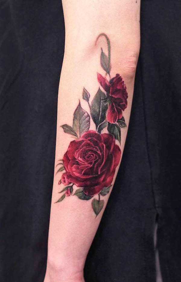 Tatuaggio sull'avambraccio di @vandal_tattoo con una splendida rosa di copertura