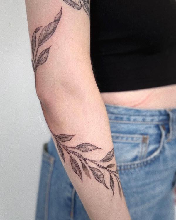 Tatuaggio Vine che avvolge il gomito di @inkedbybre
