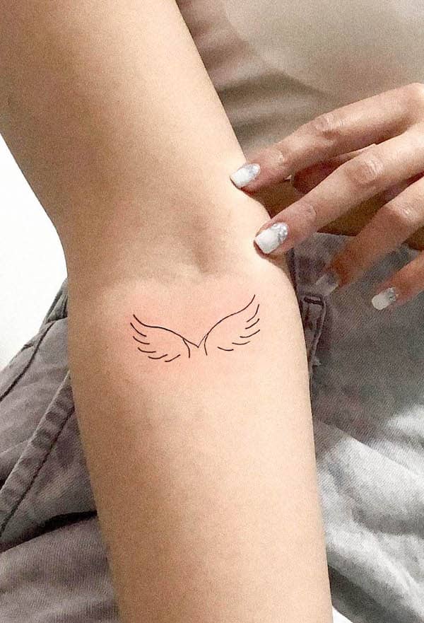 Piccolo e semplice tatuaggio a forma di ala sul braccio di @bt.tatto