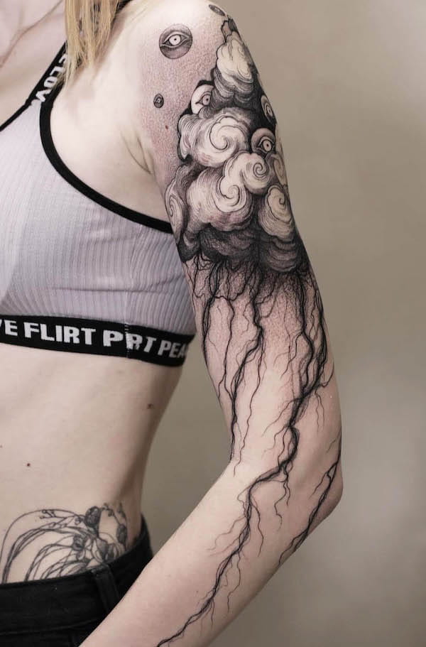 Tatuaggio a manica intera con nuvole di @strokin_dark