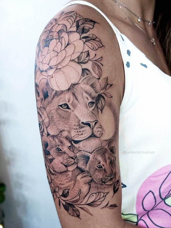 Tatuaggio con manica di leonessa da @jackemichaelsen.tattoo