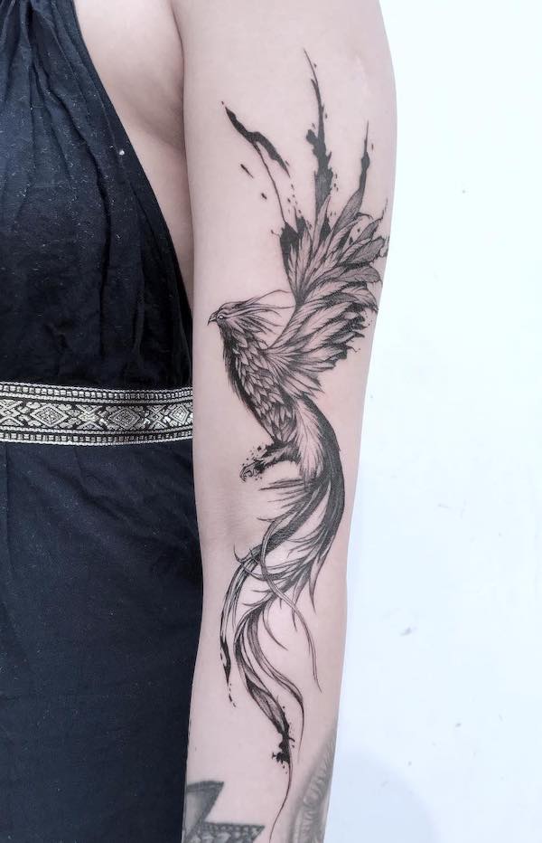 Tatuaggio con manica di fenice nera di @angel_inkylicious