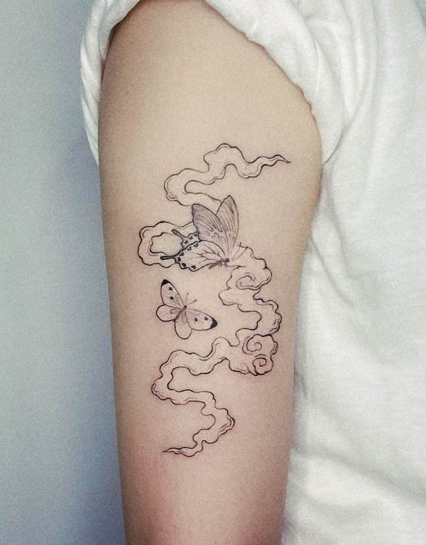 Tatuaggio con nuvola e farfalla da @nooytattoo